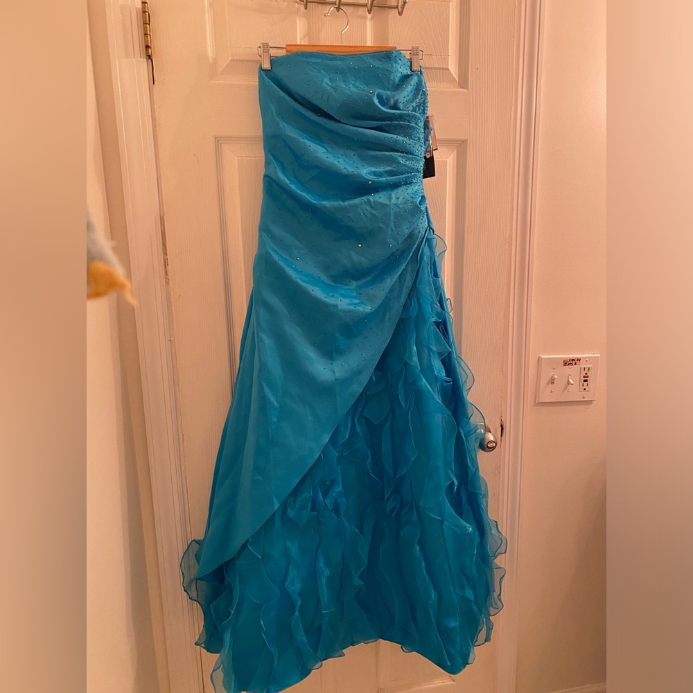 Bright blue prom/formal/bridal gown size 7/8 strapless